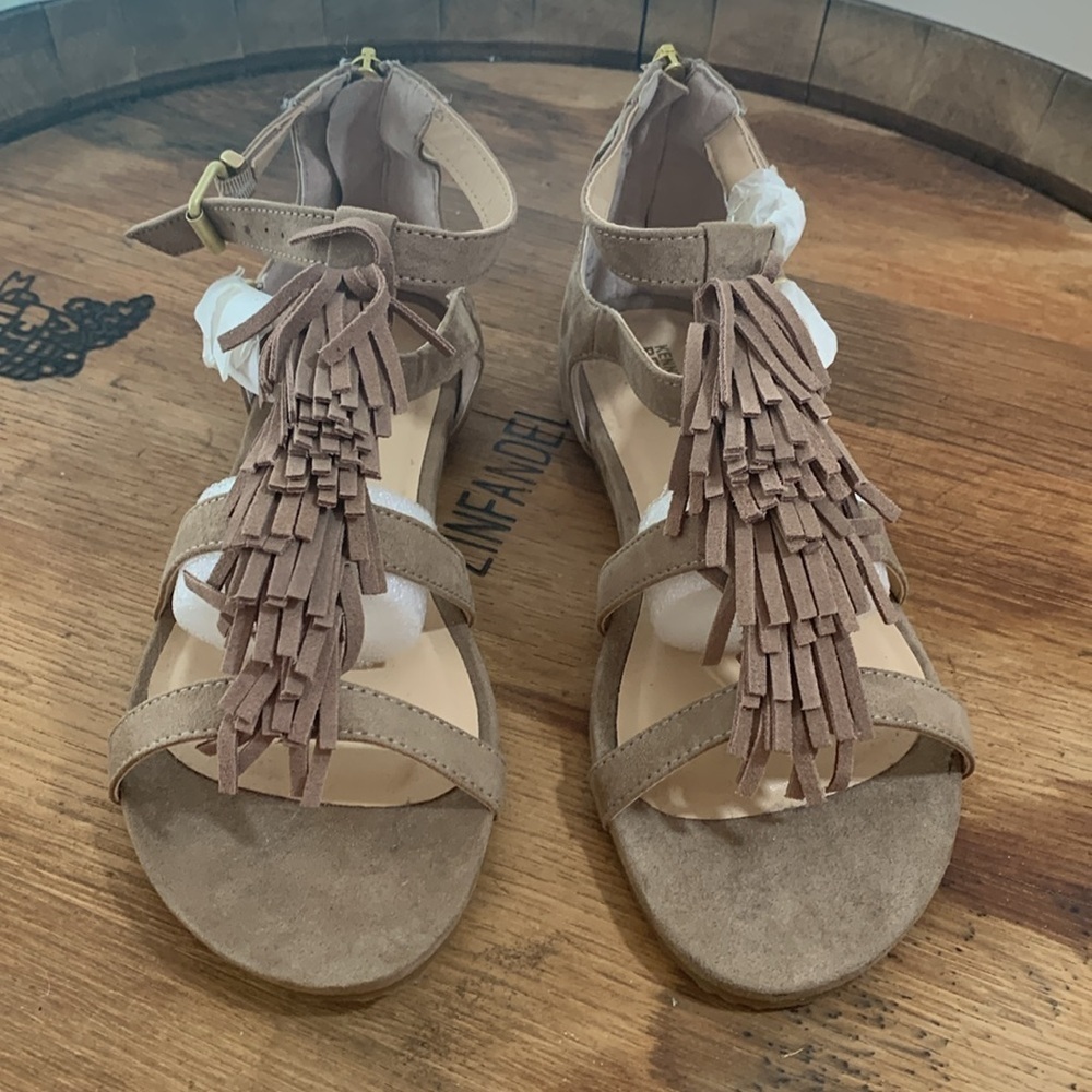 Kenneth Cole Reaction | NWOB Audra Struck Sand Fringe T-Strap Sandal 6 - Picture 6 of 17
